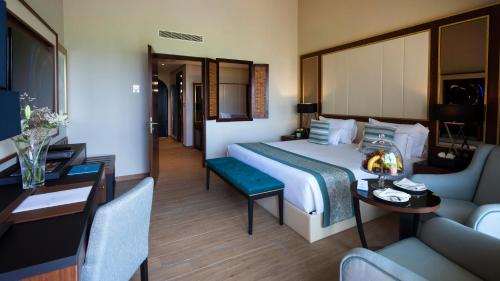 塔巴卡塔巴卡西加尔酒店 的酒店客房设有床和客厅。