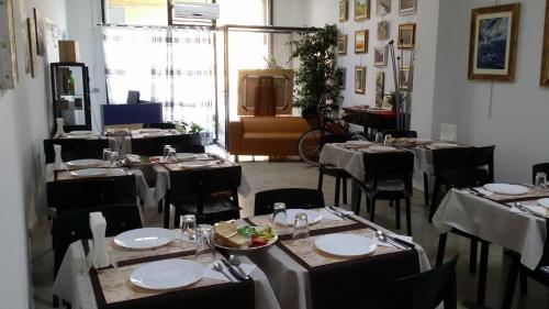 维多利亚Terra del Sole Vittoria的用餐室配有带白色板子和椅子的桌子