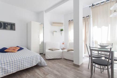 阿利坎特Estudio Rambla的卧室配有1张床、1张桌子和1把椅子