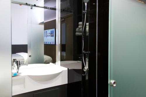 伦敦Z城市酒店的一间带水槽和镜子的浴室