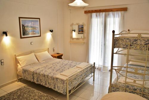 尼基亚娜Grammatoula的一间卧室配有一张床和一张双层床。