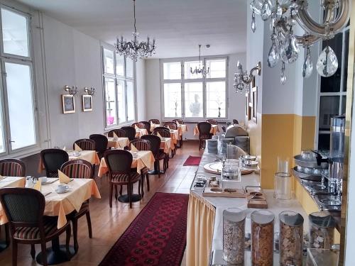 维也纳杜米兹尔酒店的用餐室设有桌椅和窗户。