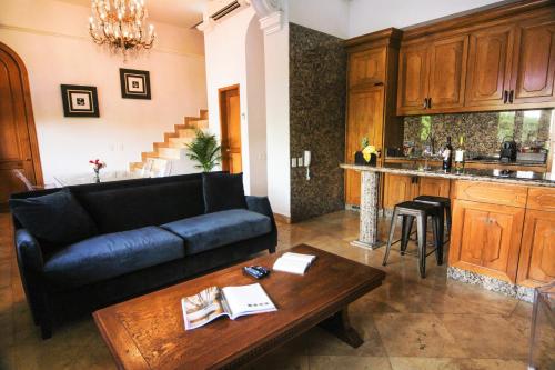 巴拿马城La Isabela Suites的客厅配有沙发和桌子