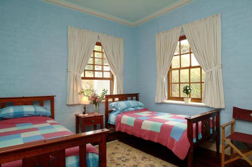 麦克拉伦谷阿曼达小屋1899的带2扇窗户的客房内的2张床
