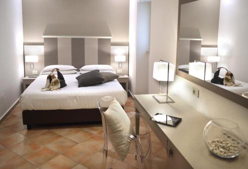 加埃塔Hotel Gajeta的一间卧室,配有床,两只狗坐在床上