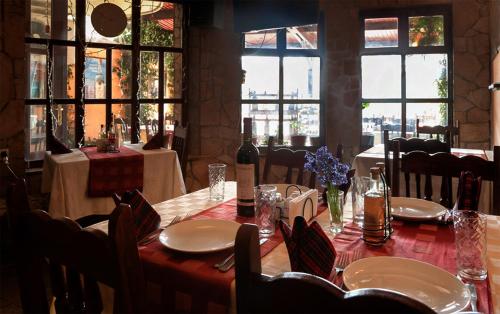 桑丹斯基巴尔沃罗浮酒店的一间带桌椅和窗户的用餐室