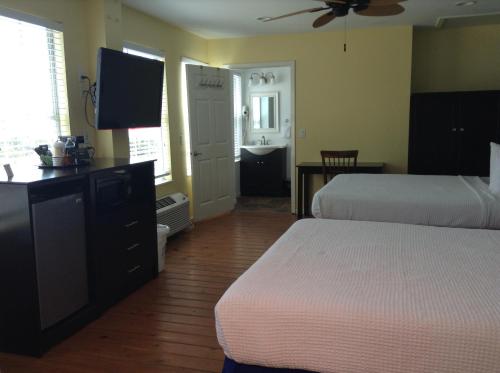 瑟夫赛德海滩海洋村宾馆的酒店客房设有两张床和一台平面电视。