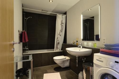 穆尔滕切斯皮奥公寓的浴室配有卫生间、盥洗盆和淋浴。