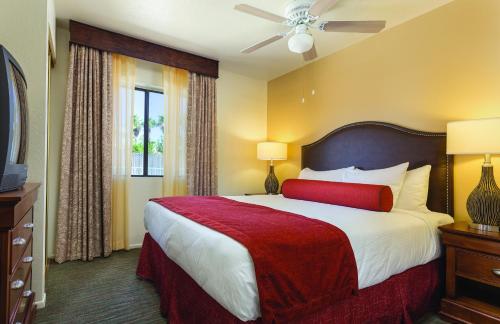 哈瓦苏湖城WorldMark Havasu Dunes的一间设有大床和窗户的酒店客房