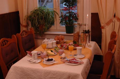 圣戈阿尔斯豪森纳绍尔霍夫酒店的桌子上面有食物和饮料
