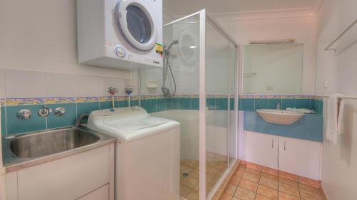 帝坎湾海豚沃特酒店的一间带水槽和淋浴的小浴室