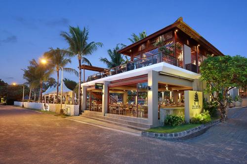 勒吉安巴厘尼克莎玛海滩精品度假酒店的街道边有餐厅的房子