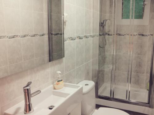 略夫雷加特河畔奥斯皮塔莱特bcn4days Apartments的带淋浴、卫生间和盥洗盆的浴室