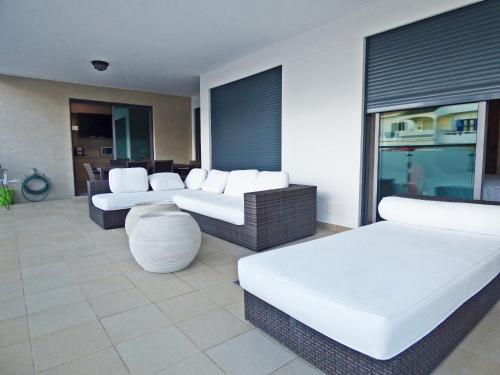 阿尔布费拉Apartamento Olhos D'Água的客厅配有两张沙发和一张桌子