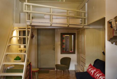 卡雷扎湖Apartment Carezza的一间卧室配有双层床