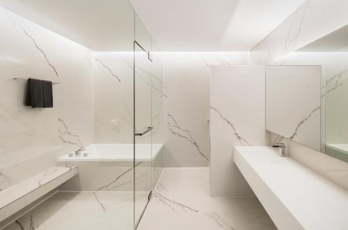 仁川市仁川奥拉酒店的白色的浴室设有水槽和镜子