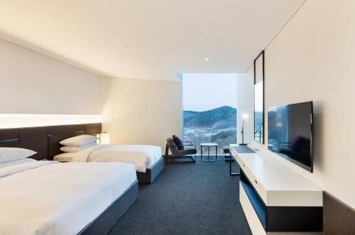 仁川市仁川奥拉酒店的酒店客房设有两张床和一台平面电视。