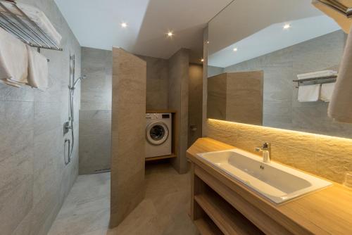 瓦尔奥纳的圣乔凡尼Appartement1的一间带水槽和洗衣机的浴室