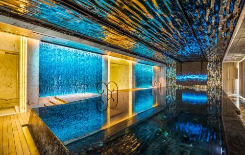 上海上海万达瑞华酒店的客房设有带蓝色天花板的游泳池。