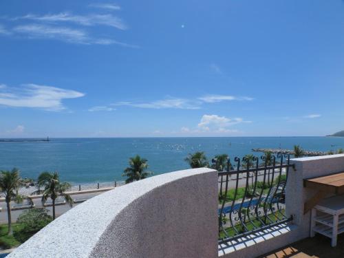 花莲市白色沙滩民宿的阳台享有海景。