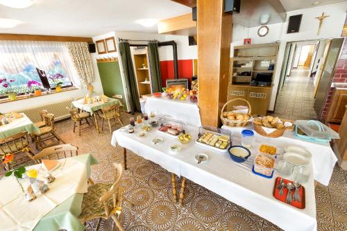 费拉赫Bed&Breakfast Lausegger的一间房间,设有两张桌子,上面有食物