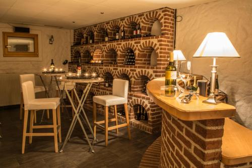 拉姆绍达赫斯坦Pension Savisalo的一间设有砖砌壁炉的餐厅内的酒吧