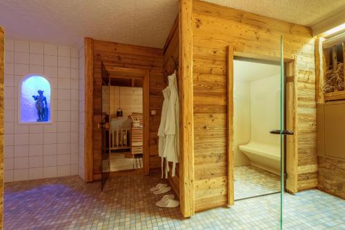 奥伊-米特尔贝格Parkhotel Tannenhof的带淋浴的浴室和玻璃门