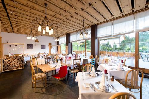 席尔瓦普拉纳奇萨塞莱酒店的用餐室设有桌椅和窗户。