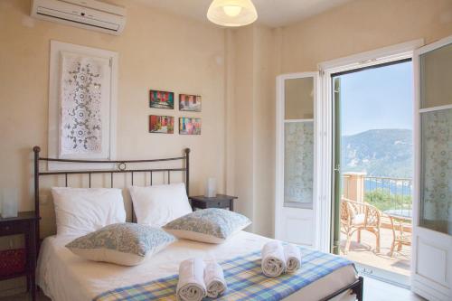 StavrosHomer's View的一间卧室配有一张床,上面有两条毛巾