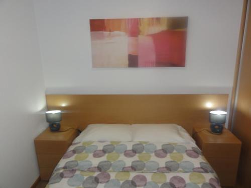 拉日什Quinta do Chico Feijão的一间卧室配有一张带两个灯的床