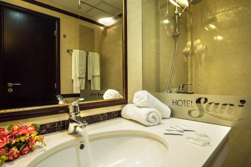 Hotel Sani的一间浴室