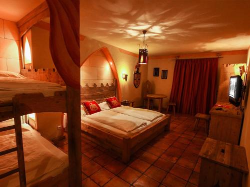 鲁斯特欧洲乐园度假村卡斯蒂罗四星级古堡酒店的一间带两张床的卧室和一台电视