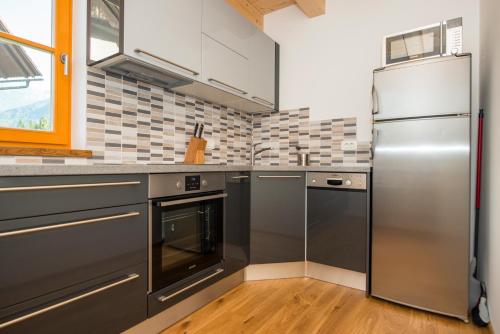 博希尼Brunarica Murka的厨房配有不锈钢冰箱和橱柜