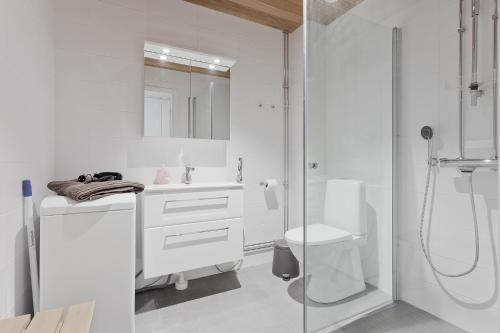 图尔库Forenom Serviced Apartments Turku Kakolanmäki的带淋浴和卫生间的白色浴室