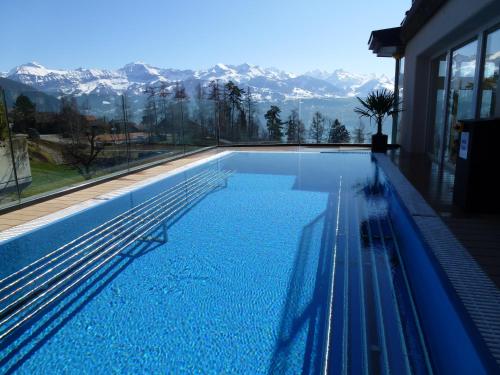 锡格里斯维尔Solbadhotel Sigriswil的山景游泳池
