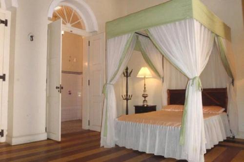圣路易斯Casa Frankie的一间卧室配有一张带天蓬的床
