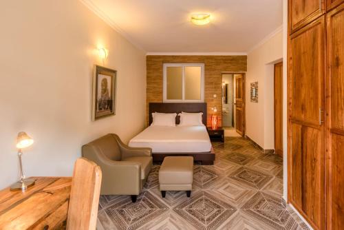 达累斯萨拉姆绿牡蛎公寓的一间卧室配有一张床和一把椅子