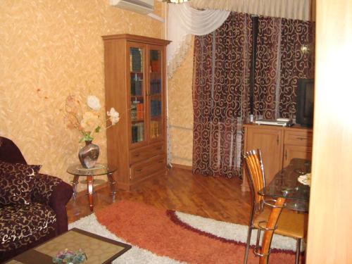 Apartment 2 rooms Lux near Inturist Prospect Soborniy的休息区