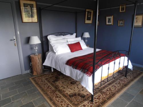 Rydal斯普林米德住宿加早餐旅馆的一间卧室配有一张带红色枕头的大床