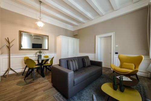 帕多瓦Palazzo Bovio - Boutique Apartments的客厅配有沙发和桌子