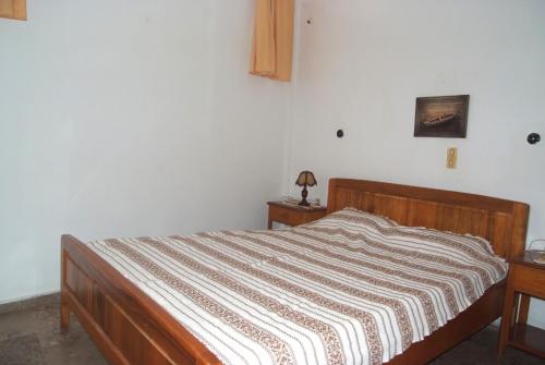 锡蒂亚Anna Villa的一间卧室配有带条纹被子的床