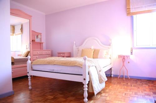 波瓦-迪瓦尔津Em Cima Da Areia的卧室配有白色的床和镜子