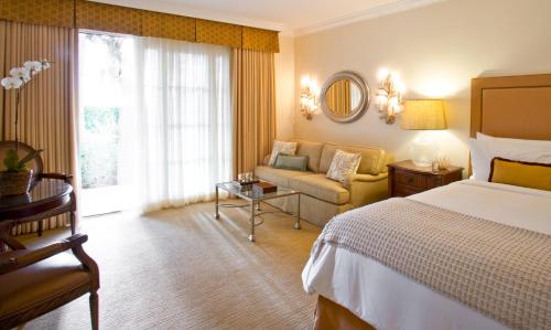 卡尔斯巴德阿维亚拉四季住宅俱乐部酒店的酒店客房,配有床和沙发