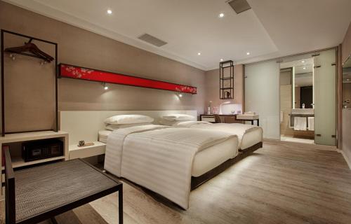台南文悦旅栈的卧室配有一张白色大床和一张书桌