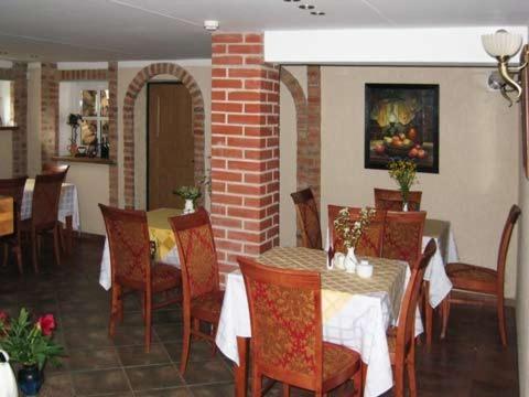 奈达维拉埃尔度假屋的一间设有桌椅的用餐室和砖墙