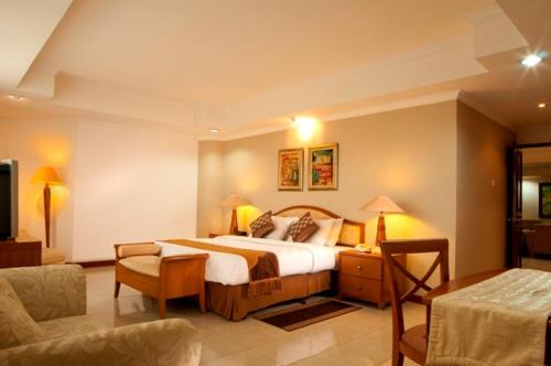 热带套房大酒店客房内的一张或多张床位