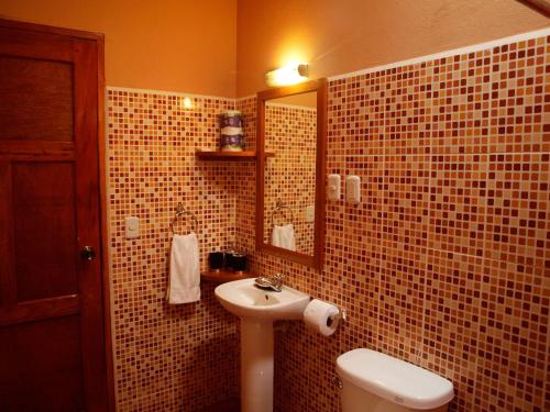 Santa CruzEl Encanto Garden Hotel的一间带水槽和卫生间的浴室