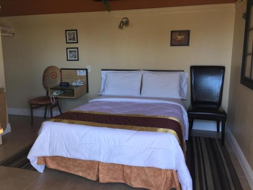 圣让上黎塞留热气球JP汽车旅馆的配有一张床和一把椅子的酒店客房