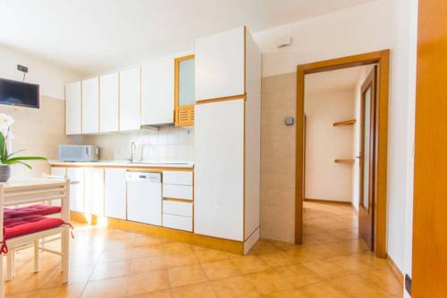 科马诺泰梅科马诺温泉度假屋的小厨房配有白色橱柜和桌子