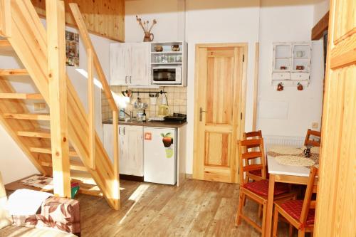 切尔韦纳沃达Apartments Emma的厨房配有白色冰箱和桌子